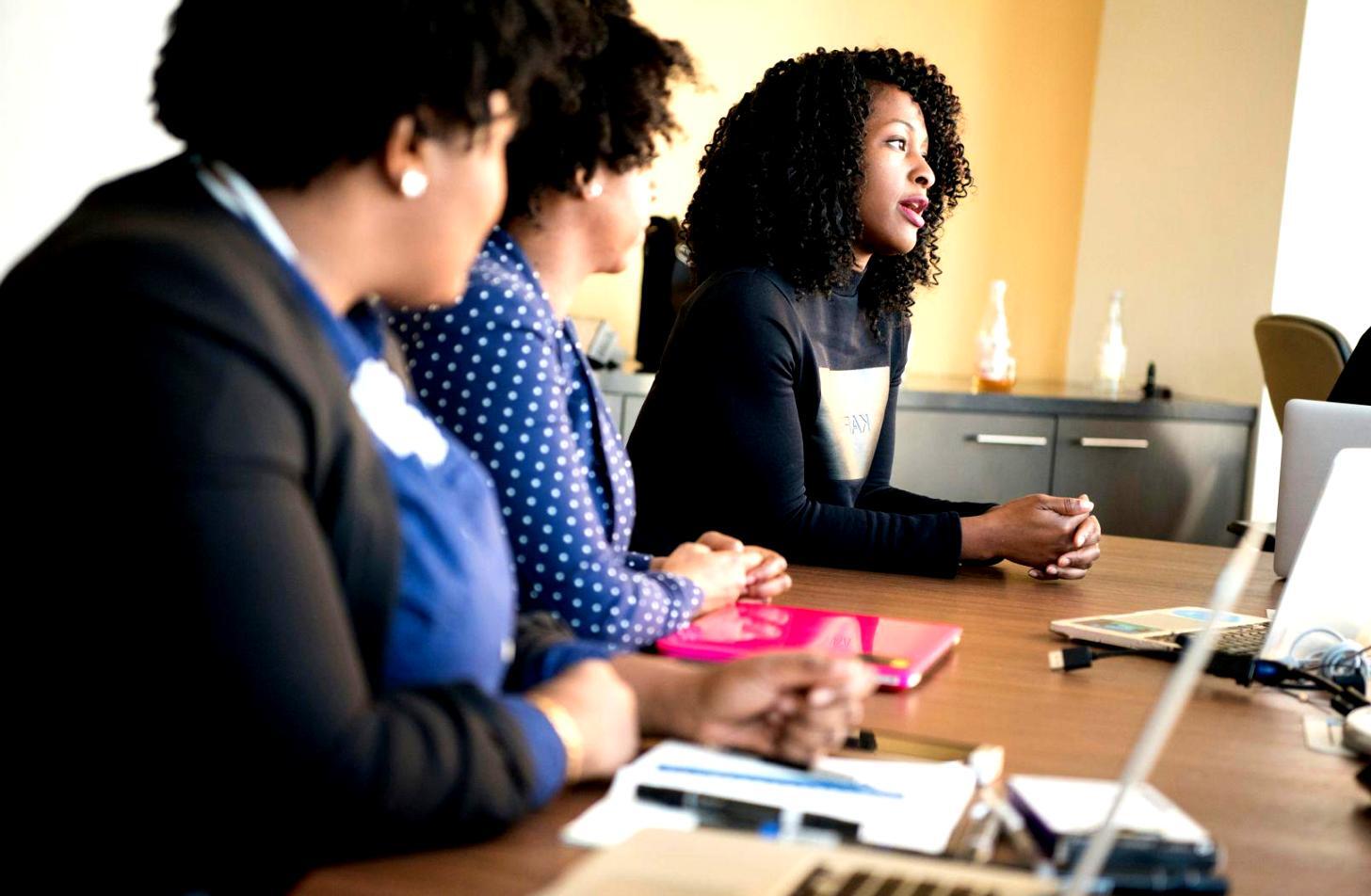 Setup professionale per editing audio video in ambiente di lavoro reale