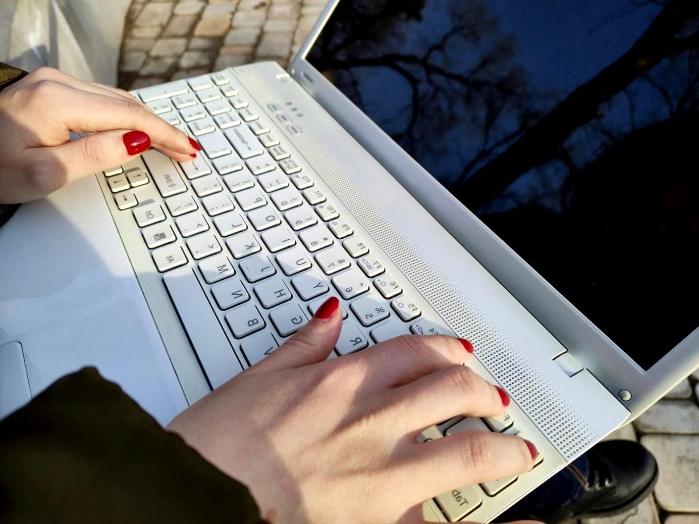 Studente durante sessione pratica editing audio