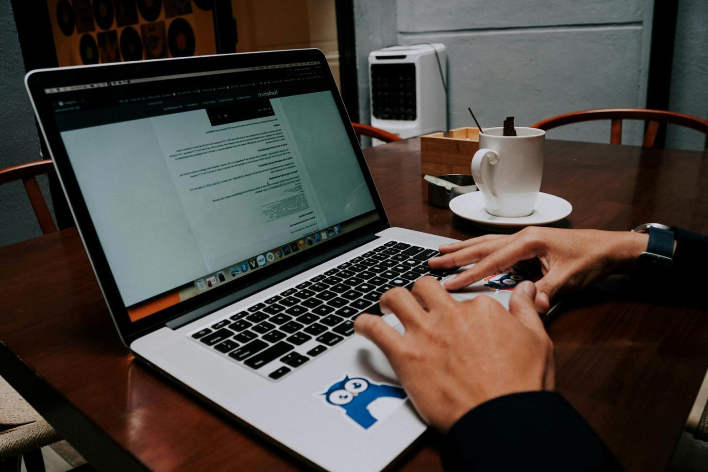 Ambiente di lavoro professionale per editing audio con strumentazione moderna