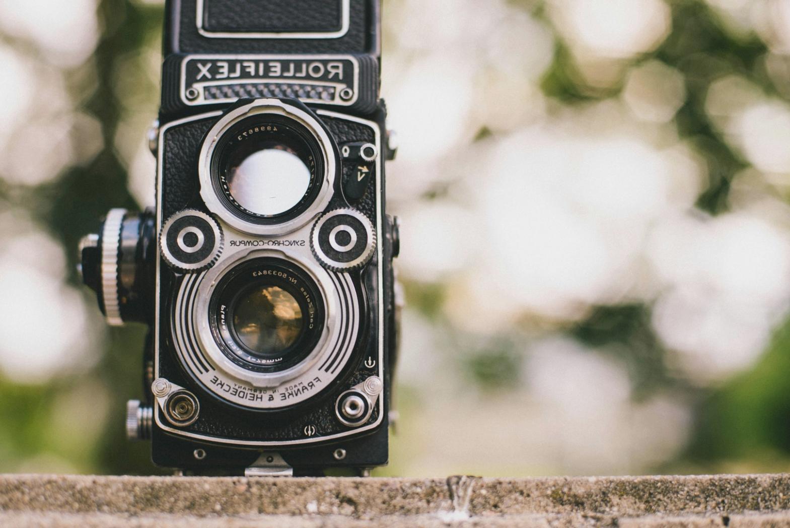 Sessione di editing audio professionale con strumenti digitali e configurazione studio