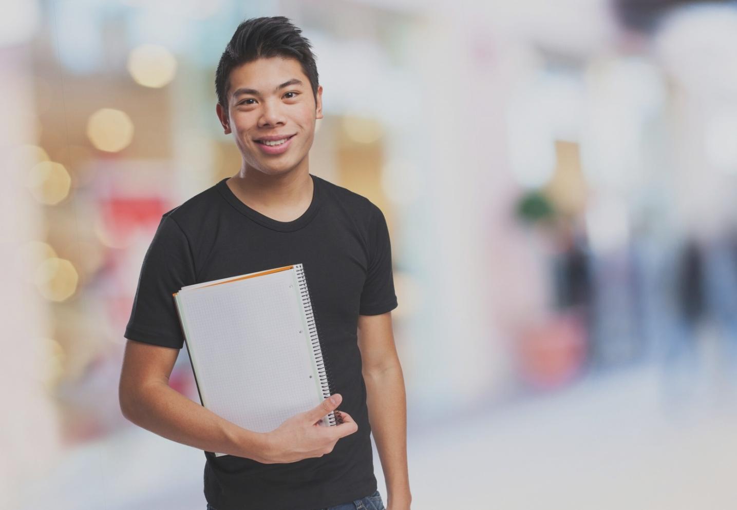 Ambiente studio audio professionale con strumenti editing video